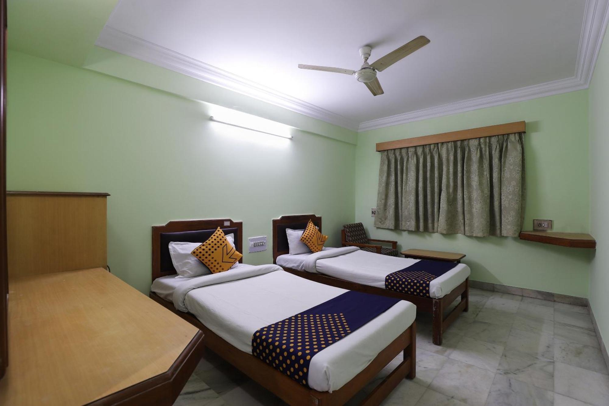 Spot On Hotel Hilltop Vadodara Kültér fotó