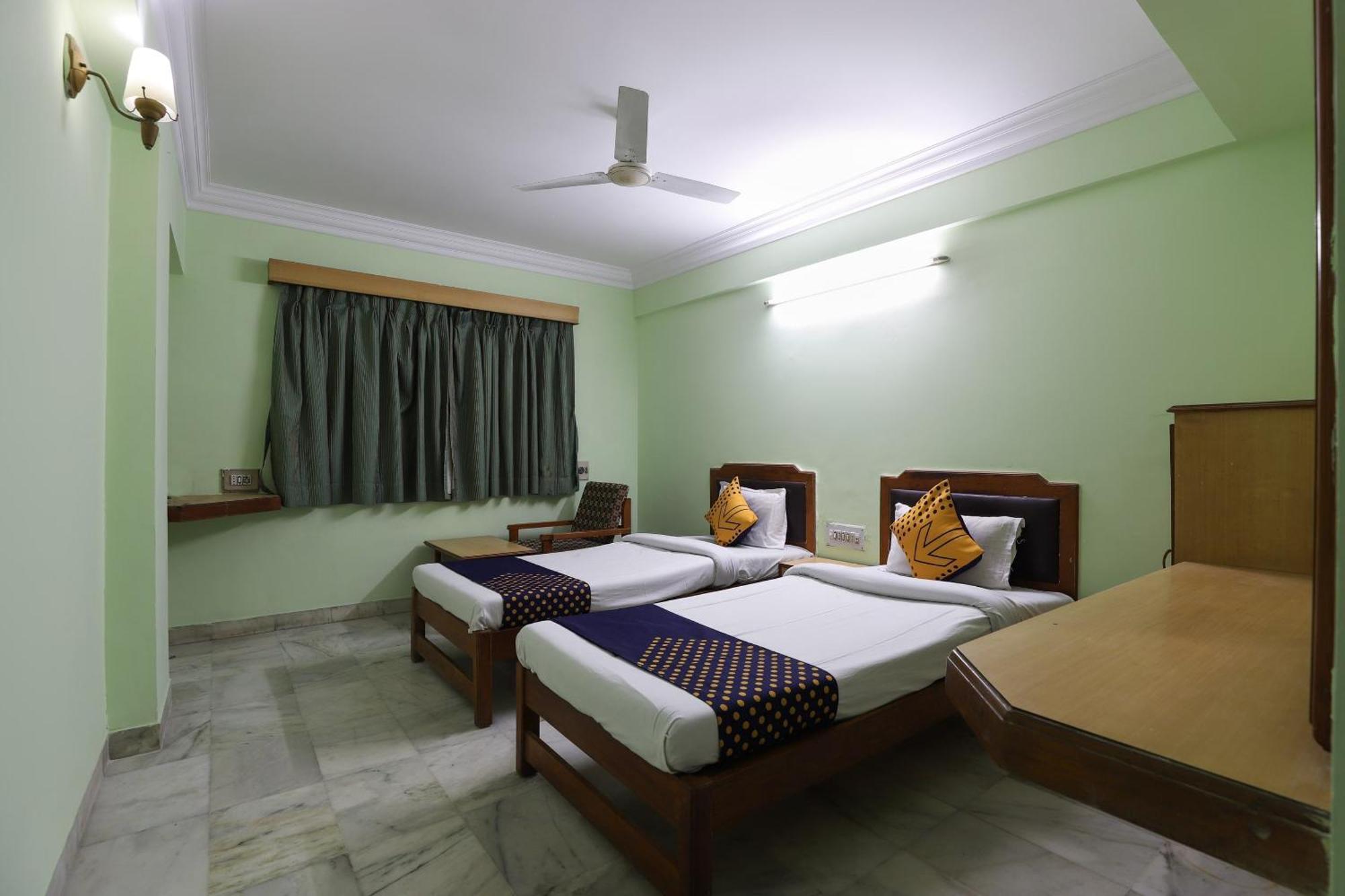 Spot On Hotel Hilltop Vadodara Kültér fotó